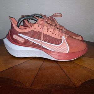 NIKE ZOOM GRAVITY Size 8.5WMNS